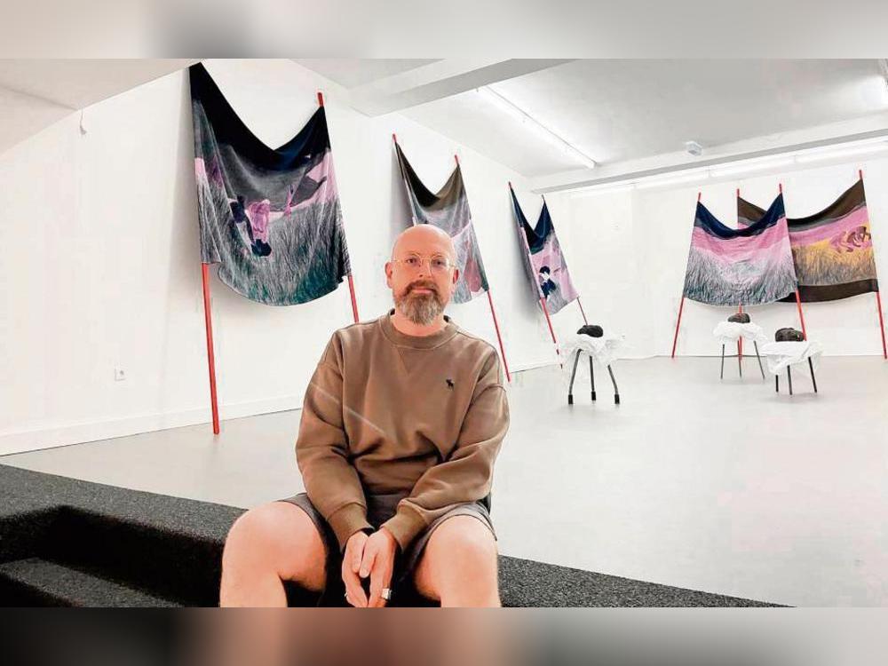 Die Transparente, die auf Zeichnungen des 15-jährigen Künstlers zurückgehen, wurden auf der kleinen Empore des Kunstvereins arrangiert. Fotos: Boronowsky