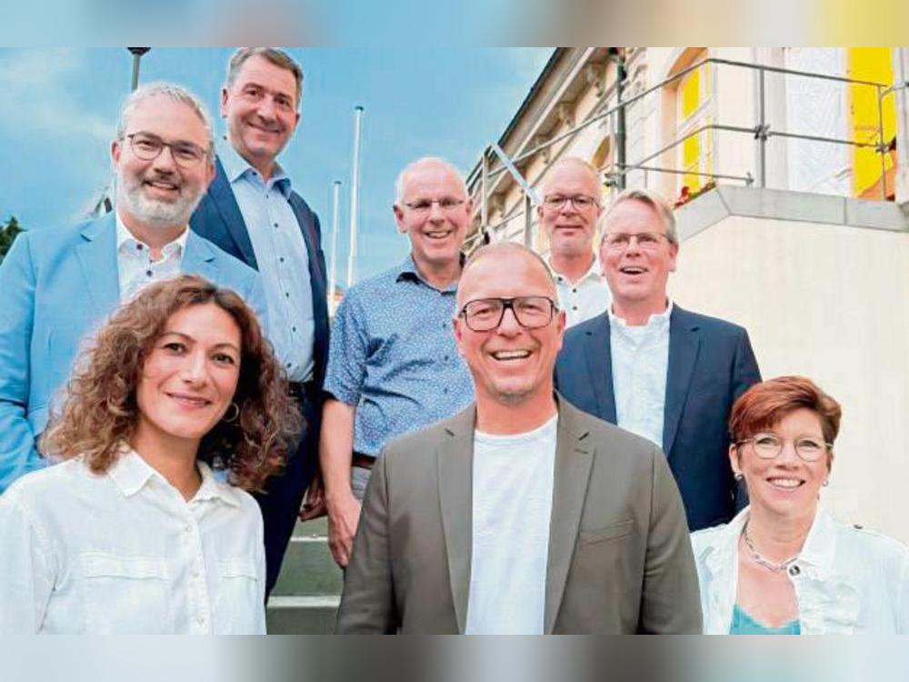 Wiederwahl: Den Werbegemeinschaft-Vorstand bilden weiter (v.v.l.) Ayfer Subhas, Ingo Arndt, Sandra Wallbaum, (h.v.l.) Ingo Pahrmann, Lars Brülle, Walter Beisler, Thorsten Schomaker und Christoph Barnstorf-Laumanns. Beim Treffen fehlten Volker Gode und Alexander Gemein. Foto: Schwade