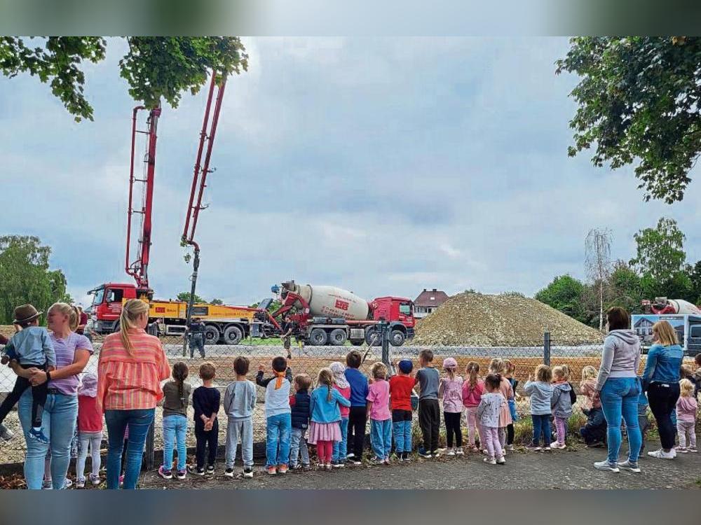 Das Gießen der Bodenplatte verfolgten die Kinder neugierig.