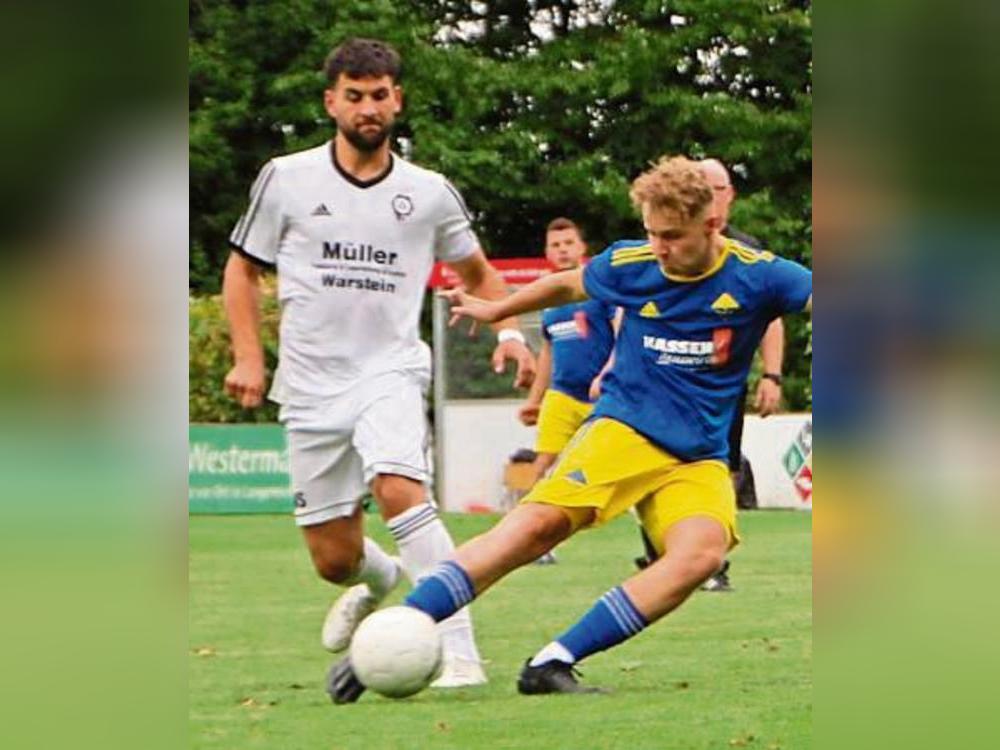 Viel vorgenommen hat sich der TuS Ehringhausen (in Blau) im Derby gegen Mönninghausen. Foto: Schnieder