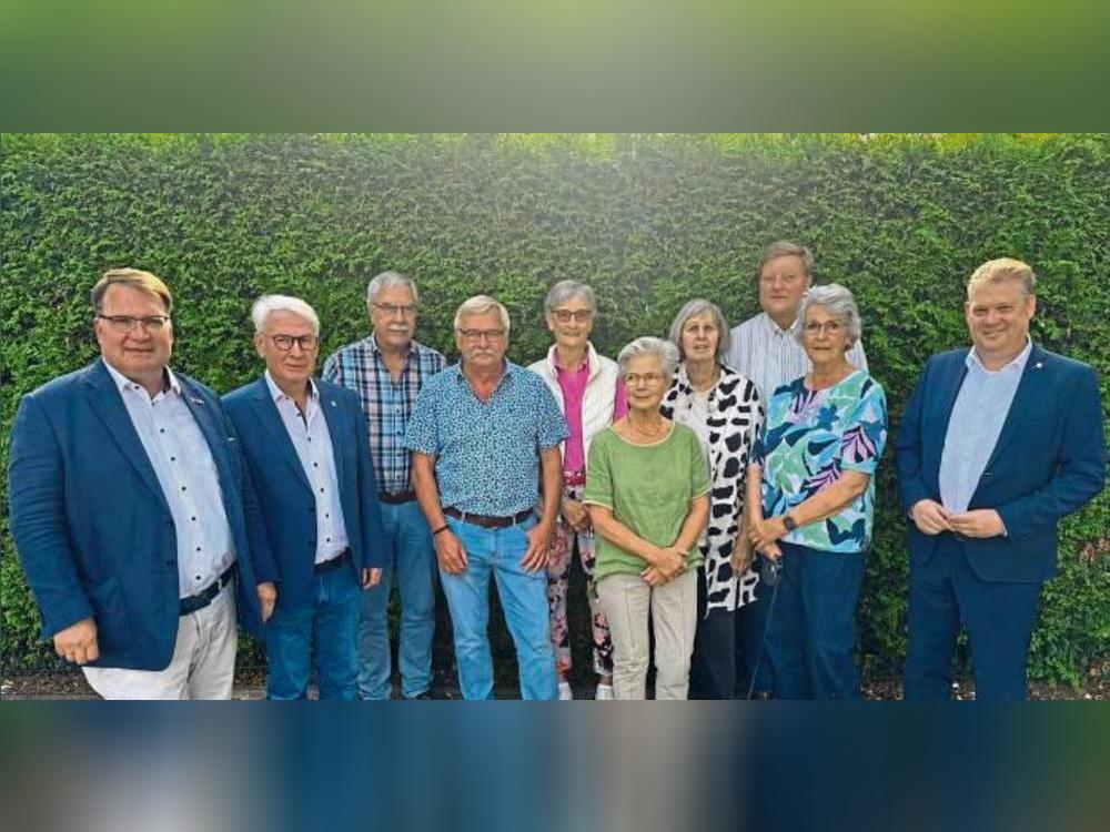 Die Seniorenunion (SU) Lippstadt startet durch (v.l.): Stadtverbandsvorsitzender Markus Patzke (l.), SU-Kreisvorsitzender Hans-Josef Langesberg (2.v.l.), Fraktionsvorsitzender Peter Cosack (3.v.r.) und Landtagsabgeordneter Jörg Blöming (r.) gratulierten dem Vorstand (v.l.) Georg Stanze, Karl-Heinz Burghardt, Brigitte Lippsmeier, Gabriele Romberg, Ingrid Rudat und Monika Meyer.