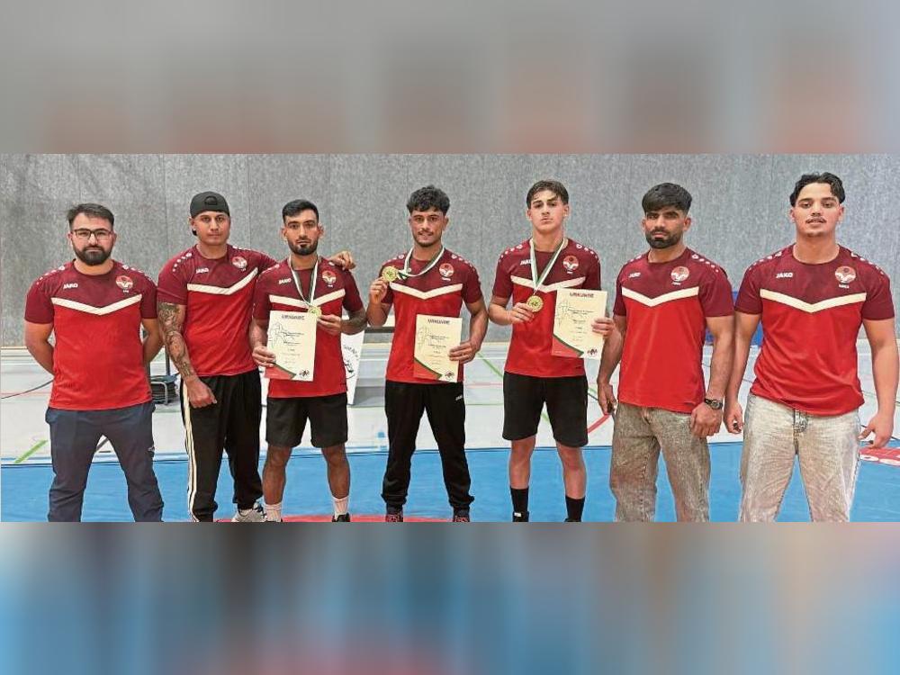 Sie vertraten die Farben des JSV Lippstadt beim Ringer-Landesturnier für Anfänger in Lünen: (v.l.) Azim Dawlati, Latif Mohammadi, Alim Mohammadi, Fridoon Akhtar Zada, Roni Hussein, Panah Ahmadi (Betreuer) und Hamed Hussaini.