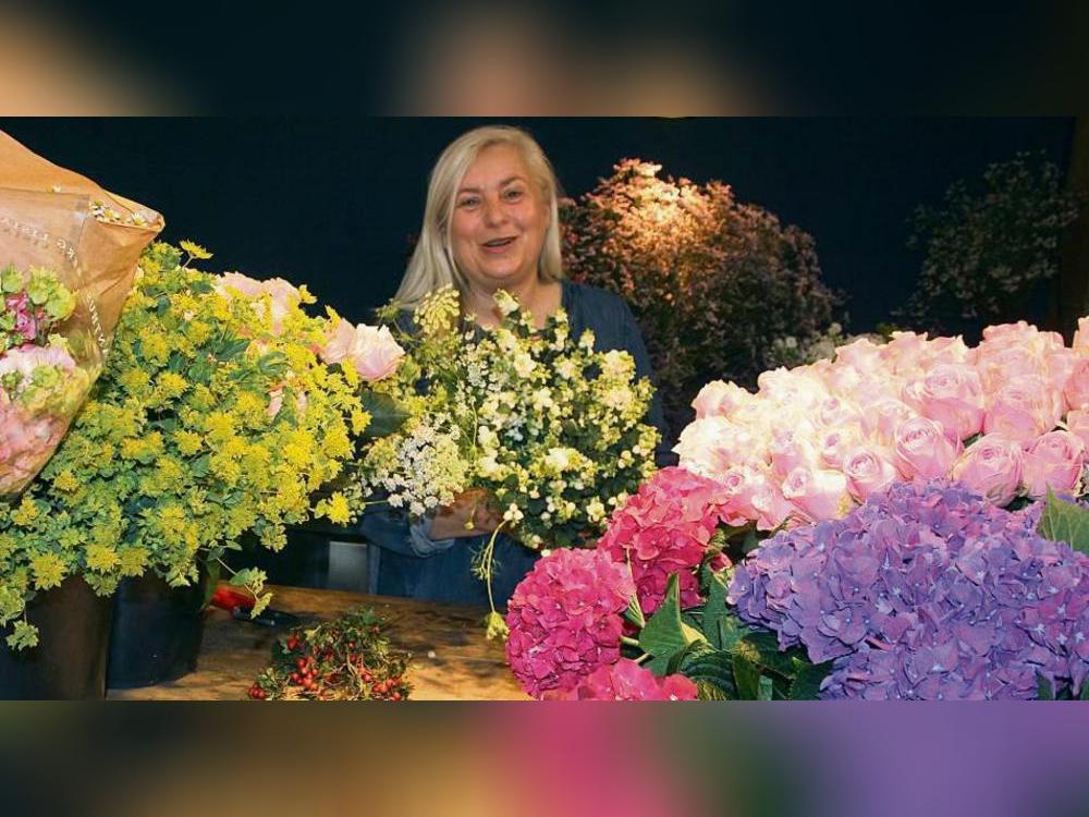 Noch einmal in Farben schwelgen: Uta Schulte-Arens schließt in der kommenden Woche ihr Blumengeschäft Rosengarten in Bökenförde – nach über 36 Jahren. Foto: Schwade