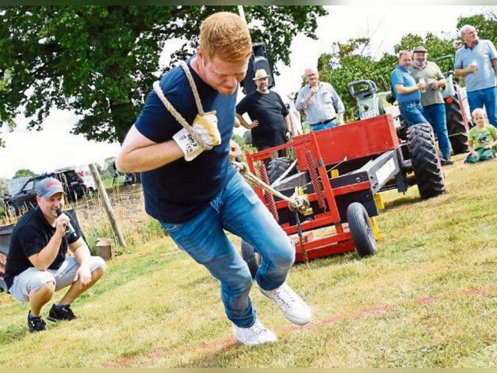 Für die Mitmach-Aktion der Traktor-Freunde brauchte es eine ganze Menge Muskelkraft. Foto: Giannakis