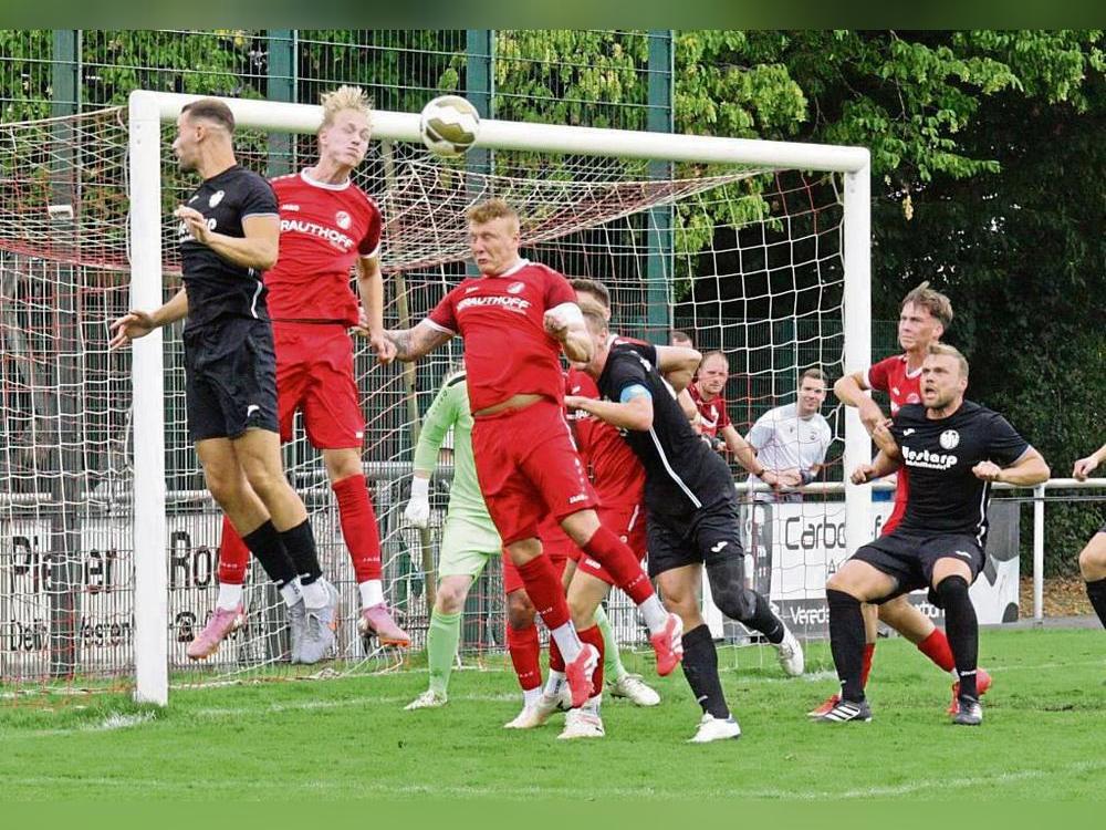 Nichts zu holen gab es für die Bezirksliga-Kicker von RW Mastholte (in Rot): Im vierten Spiel setzte es mit dem 0:2 gegen Beckum die vierte Niederlage. Foto: Schlink