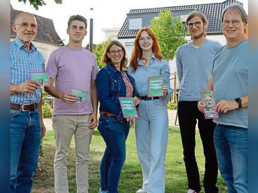 Wollen die Stadt Erwitte grüner und klimaresilienter machen: Die Ratsmitglieder und -bewerber Karl Jäker, Jan Hense, Britta Spiegel, Melina Antusch, Michael Wieneke und Thomas Reimann (v.l.). Foto: Dietz