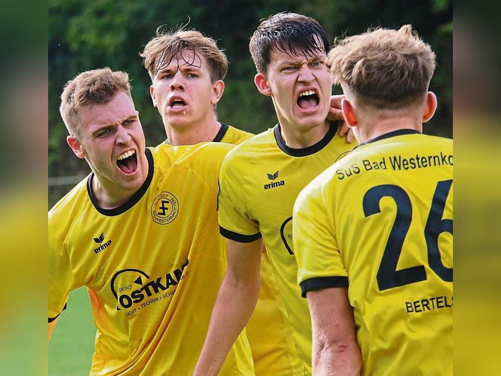 Nach 73 Minuten durfte der SuS Bad Westernkotten jubeln. Louis Sprick (3.v.l.) hatte eine Hereingabe von Daniel Bertels (r.) zum alles entscheidenden 1:0 verwandelt. Mit ihm freuten sich auch Marvin Schumacher (l.) und Phil Mehn (2.v.l.) Foto: Wiegand