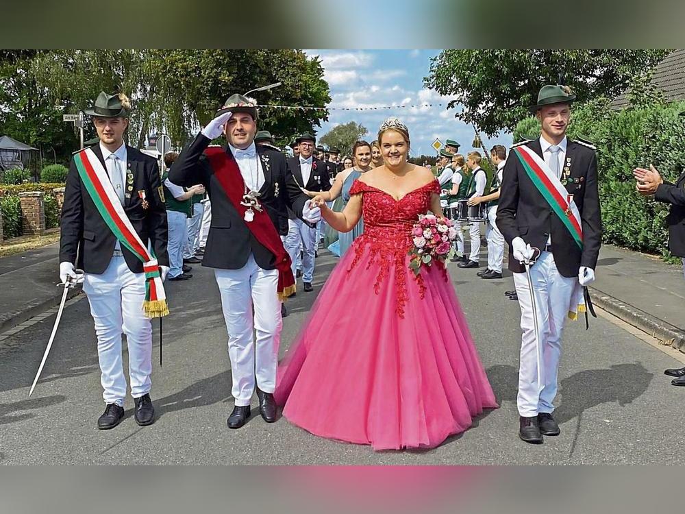 Strahlend präsentierte sich das Königspaar Fabian Haake und Laura Bömer im Festumzug durch Altengeseke. Foto: Gerwin