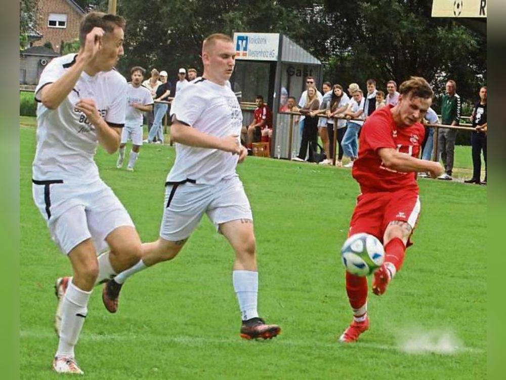 Die Leistung des SV Sudhagen (in Rot ) wirbelte beim 1:0-Sieg in Mantinghausen mehr Staub auf als die der SG Verlar/Mantinghausen, die zu brav agierte. Foto: Brand