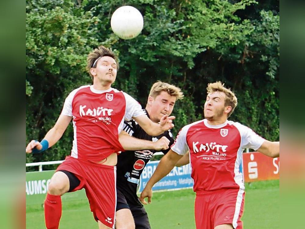 Ein Debakel erlebte die Elf des SuS Sichtgivor (in Schwarz), die beim SV Bad Waldliesborn (in Rot) mit 1:12 unterging. Foto: Feichtinger