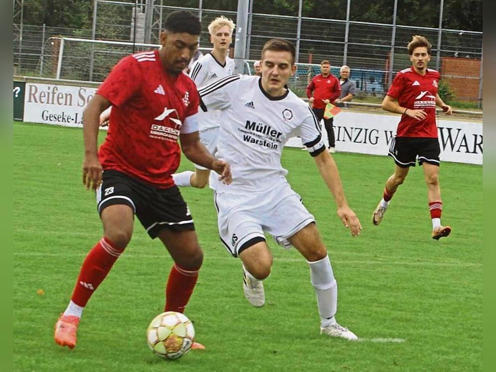Beim hochverdienten 5:0-Sieg des SV 03 Geseke (rote Trikots) gegen die SG Suttrop/Kallenhardt steuerte Maurice Osartin Ehikhuemelo (links) gleich drei Treffer bei. Foto: Brand