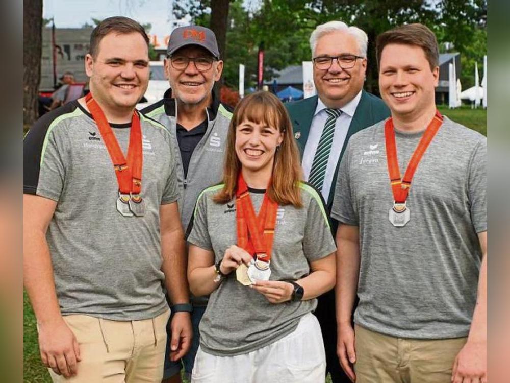 Der Präsident des Westfälichen Schützenbundes, Dr. Maik Hollmann (h.r.), gratulierte den Sportschützen des SSV Bad Waldliesborn zur erfolgreichen Teilnahme an der Deutschen Meisterschaft (v.l.): Jan Holtkötter, Trainer Hermann Holtkötter, Tatjana Matuschek und Jürgen Rütters.