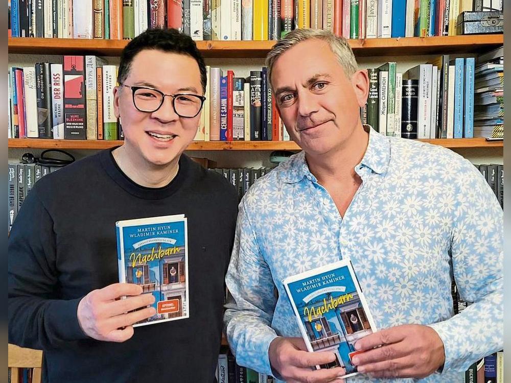Der Autor Dr. Martin Hyun (links) gemeinsam mit Wladimir Kaminer, mit dem er das Buch „Gebrauchsanweisung für Nachbarn“ geschrieben hat.