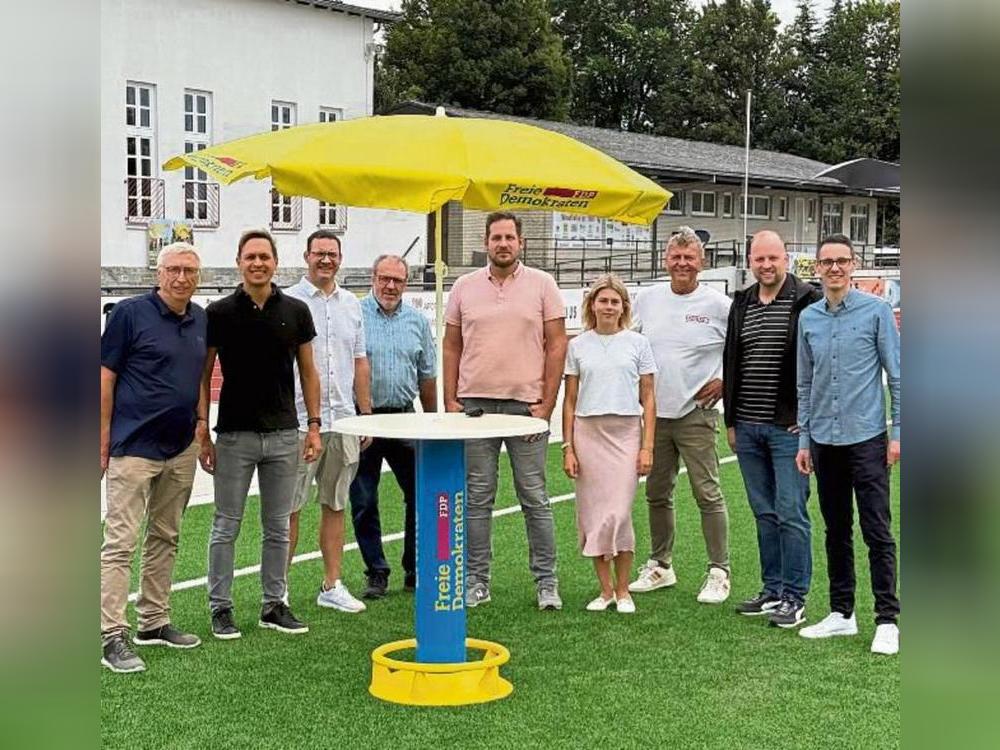 Vom Ehrenamt bis zum Krankenhaus: Die Erwitter FDP um v.l. Xaver Frede, Jannik Mai, Sascha Mertens, Georg Husemann, Carsten Roppertz, Lucy Brexel, Christof Rasche, Steffen Pohlmann und Julian Merschmann hat viel auf der Agenda.