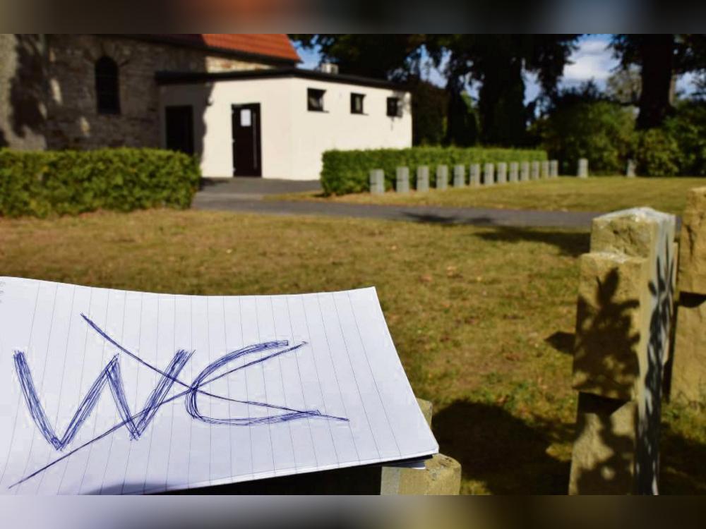 Das WC auf dem Geseker Friedhof (im Hintergrund) ist gesperrt worden – wegen wiederholtem Vandalismus, erklärt die Stadt. Foto: Kossack