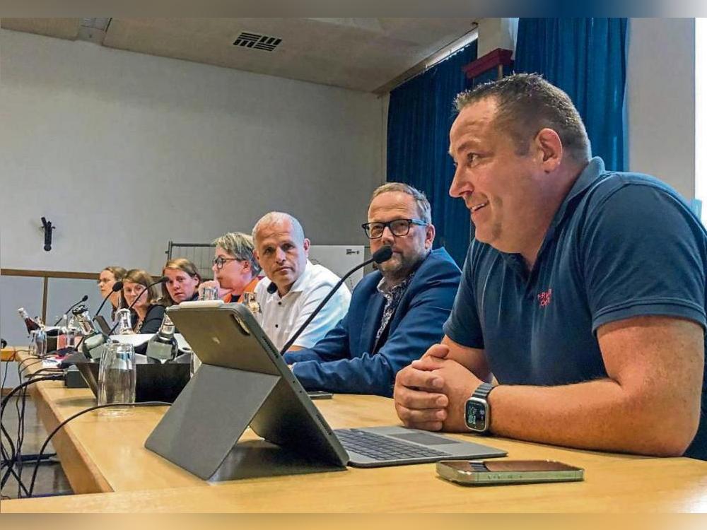 Konsens erzielt: Rechts Feuerwehrchef Rafael Schmidt, daneben Verwaltungschef Alfred Schmidt und daneben Ausschusschef Mattias Bürger. Foto: Eickhoff