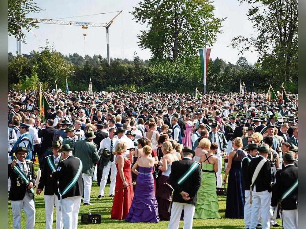So ähnlich wie 2018 beim Kreisschützenfest in Rüthen könnte es zehn Jahre später auch zum Antreten am Lippstädter Jahnplatz aussehen. Foto: Tuschen