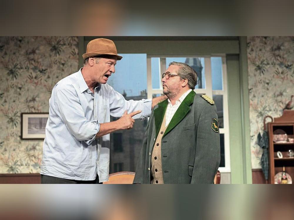 Wehe, wenn er losgelassen: Tom Gerhardt (l.) als Hausmeister Krause. Foto: Dietrich Dettmann