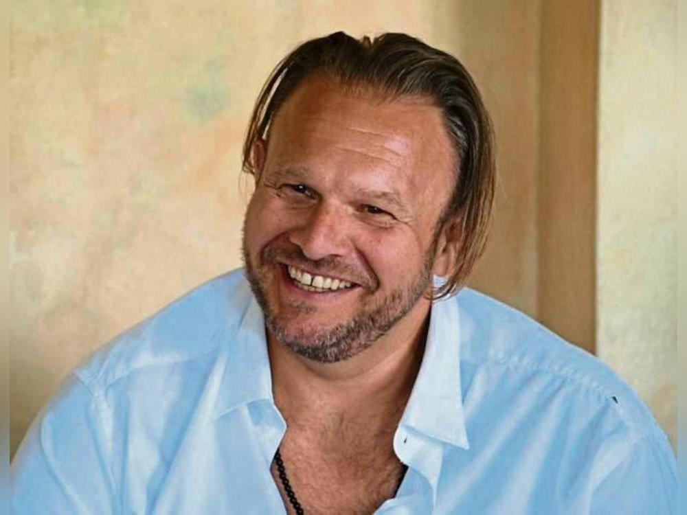 Oliver Fleischer ist aus zahlreichen Film- und Fernsehprodukten bekannt. Doch im Nebenberuf arbeitet er als Sargträger. Über seine Erlebnisse hat er ein Buch geschrieben.
