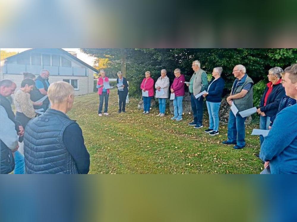Altenrüthener Bürger versammelten sich zur traditionellen Gedenkfeier. Foto: Kloer