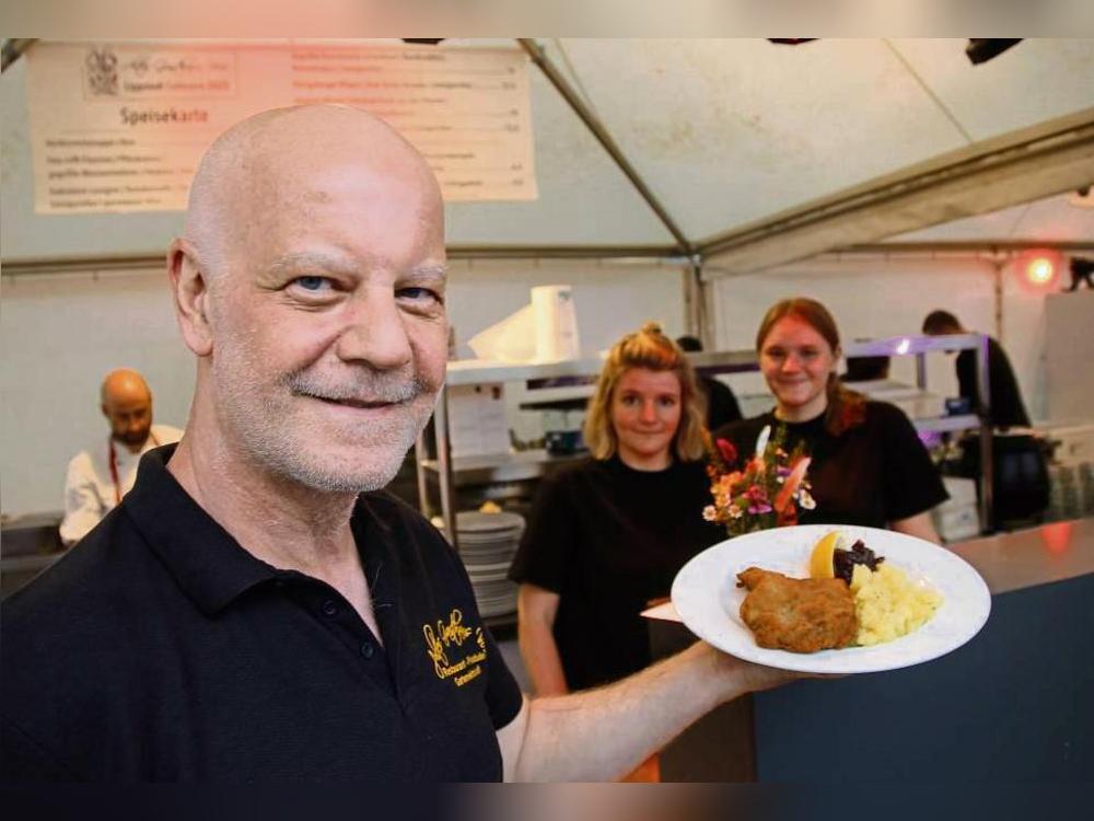 Ein Urgestein mit einem der Culinaire-Klassiker: Ralf Mende ist mit dem Gasthaus Voss seit 25 Jahren Teil des Gastro-Events. Das Wiener Schnitzel geht bei den Kunden immer. Foto: Puls
