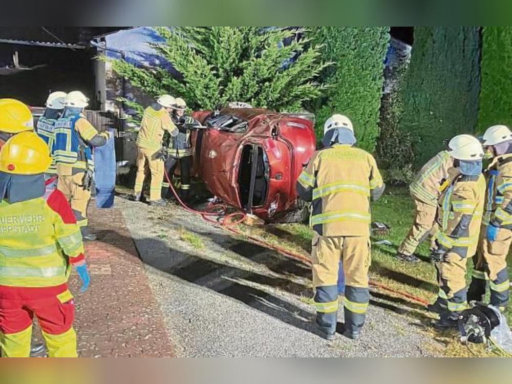 Der Unfallwagen kam schließlich erst vor einem Wohnhaus zum Stillstand. Foto: Feuerwehr