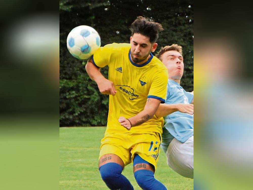 Bestes Heimteam der Liga, auswärts aber noch sieglos: Die Kicker des TuS Ehringhausen (in Gelb) haben in Lipperode eine knifflige Aufgabe vor der Brust. Foto: Heiner Schnieder