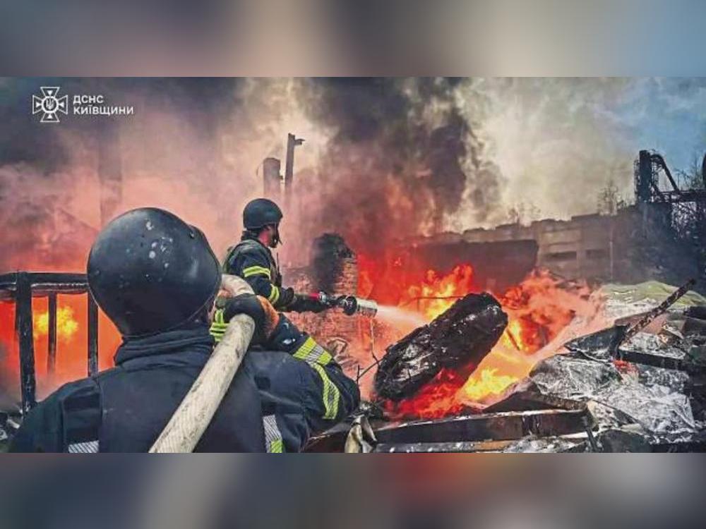 Raketeneinschlag im Industriegebiet: Über 24 Stunden bekämpfte die Feuerwehr einen Großbrand. Tote und Verletzte gab es nicht. Symbolfoto: picture alliance/dpa/Ukrainischer Zivilschutzdienst