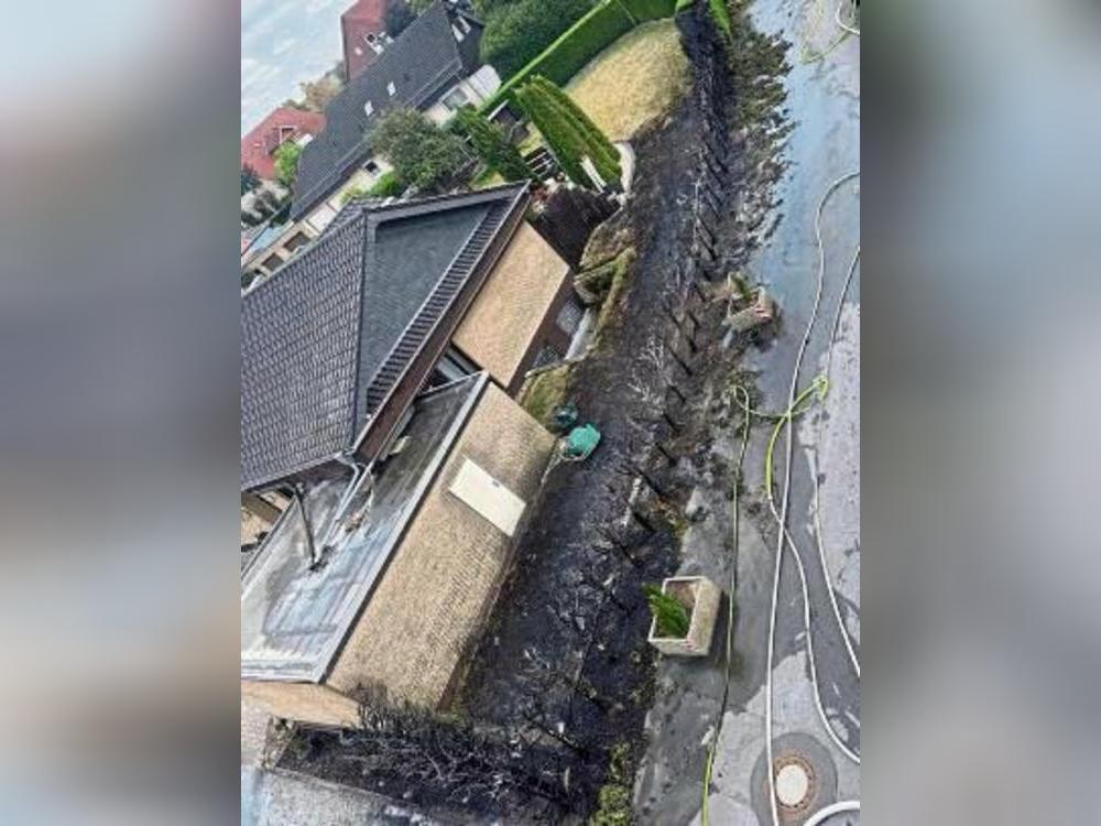 Die Hecke brannte auf etwa 20 Metern komplett ab. Foto: Feuerwehr Erwitte