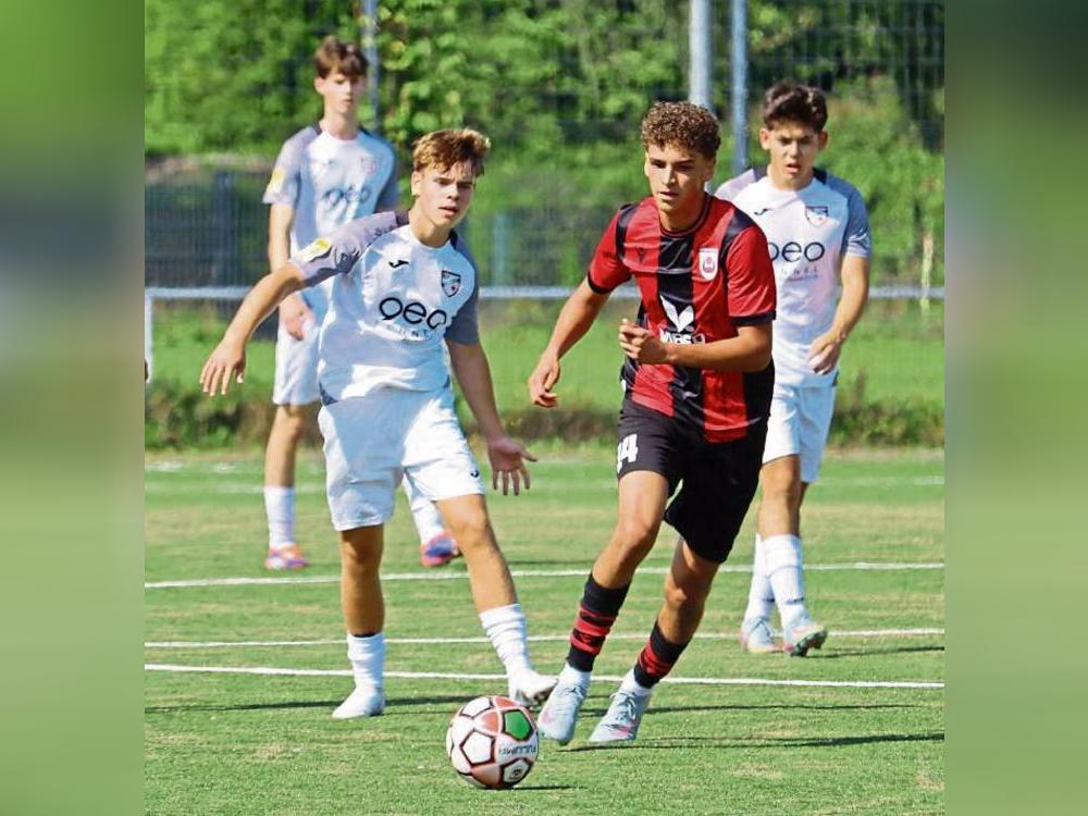 Gleich durchstarten wollen die A-Junioren des SV Lippstadt (in Schwarz-Rot), die zum Saisonauftakt in der Westfalenliga den SC Verl erwarten. Foto: Uwe Feichtinger