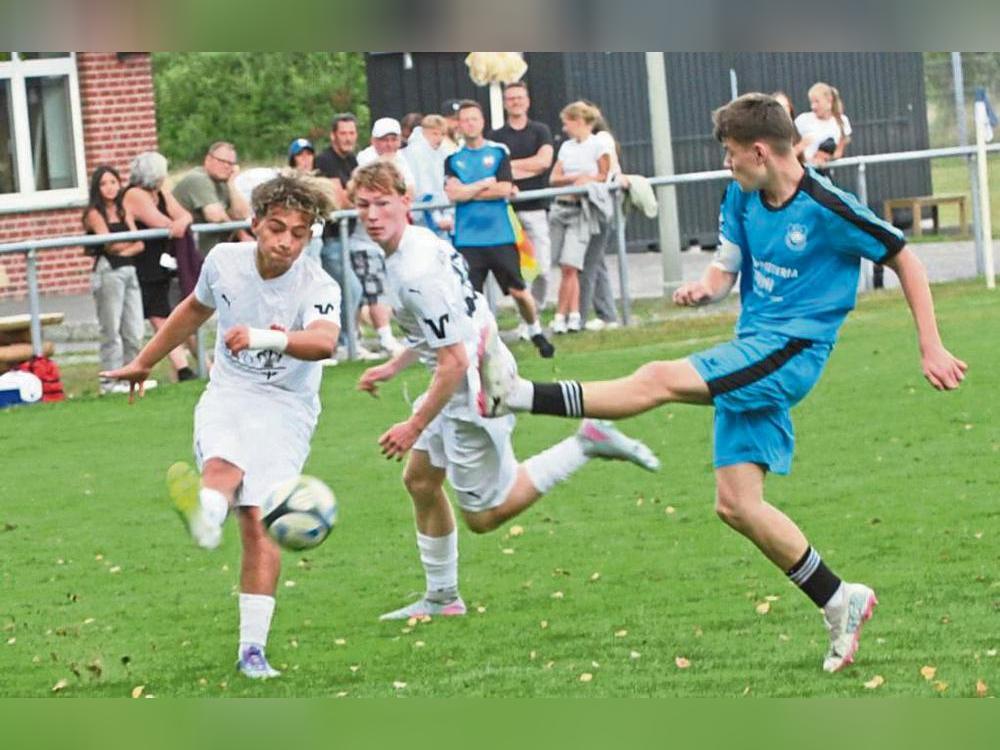 Dem ersten Auftritt auf der Landesliga-Bühne fiebern die A-Junioren des TuS Lipperode (in Weiß) entgegen, die gegen Wellensiek einen guten Start hinlegen wollen. Foto: Hans Dannhausen