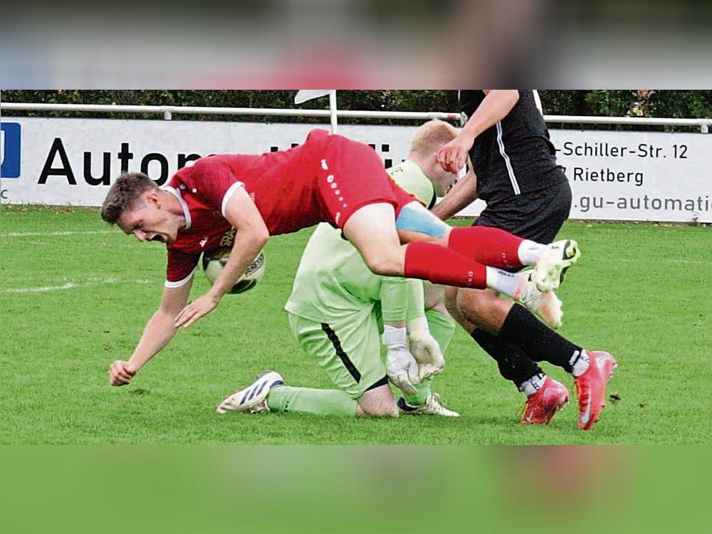 Eine Bauchlandung wollen die Kicker von RW Mastholte (in Rot) beim Gastspiel in Lippetal-Herzfeld vermeiden. Vielmehr strebt die Sellemerten-Truppe ein Erfolgserlebnis an. Auf ihren Coach müssen sie dabei aber verzichten. Foto: Uli Schlink