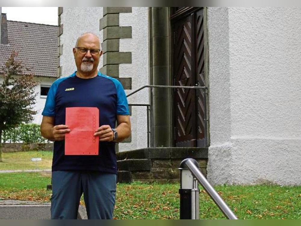 Ortsvorsteher Bernd Cordes erklärt, dass Drewer bei der Kreistagswahl einen anderen Kandidaten als die Rüthener wählt. Außerdem wählen die Dreweraner erstmalig unter der Kirche. Foto: Pia Mintert