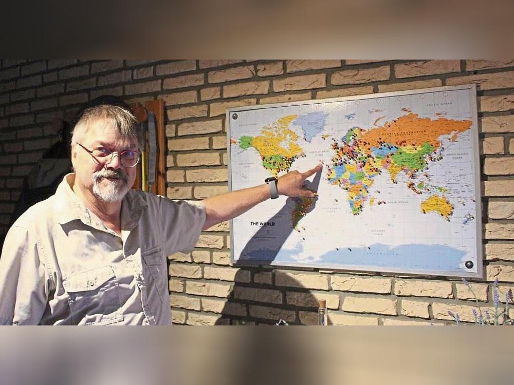 Gerhard Biermann, zweiter Vorsitzender des DARC Ortsverbands Erwitte, zeigt, von wo auf der Welt er schon Funk empfangen hat. Foto: Pia Mintert