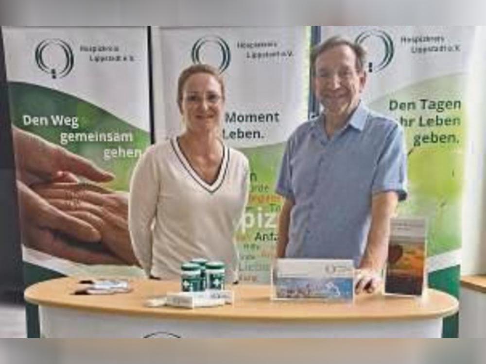 Am Freitag baute der Hospizverein schon den Stand auf, im Bild die Hospizkoordinatoren Wibke Porrmann und Wiegbert Lummer.