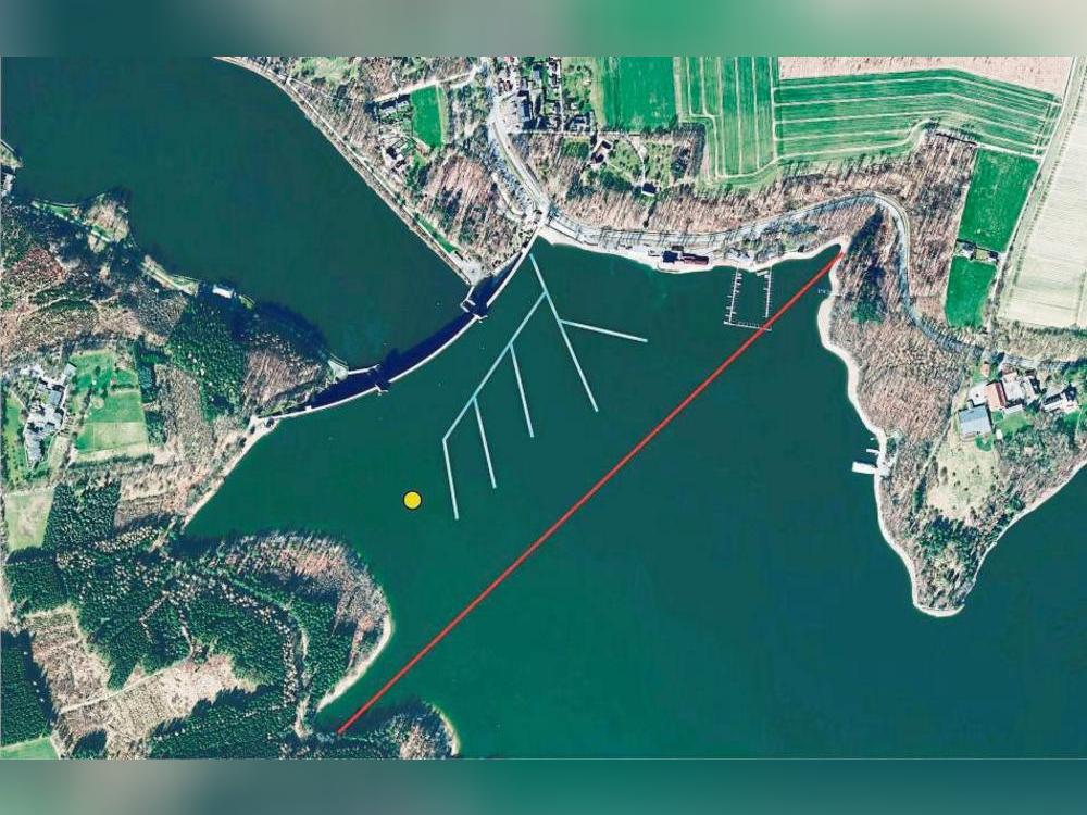 Die rote Linie markiert den Grenzverlauf für das während der Tiefenbelüftung geltende Angelverbot. Der Verlauf der Sauerstoffleitungen ist blau, der Standort der Messboje gelb dargestellt. Quelle: GOVDATA Das Datenportal für Deutschland / Datenlizenz Deutschland – Zero – Version 2.0