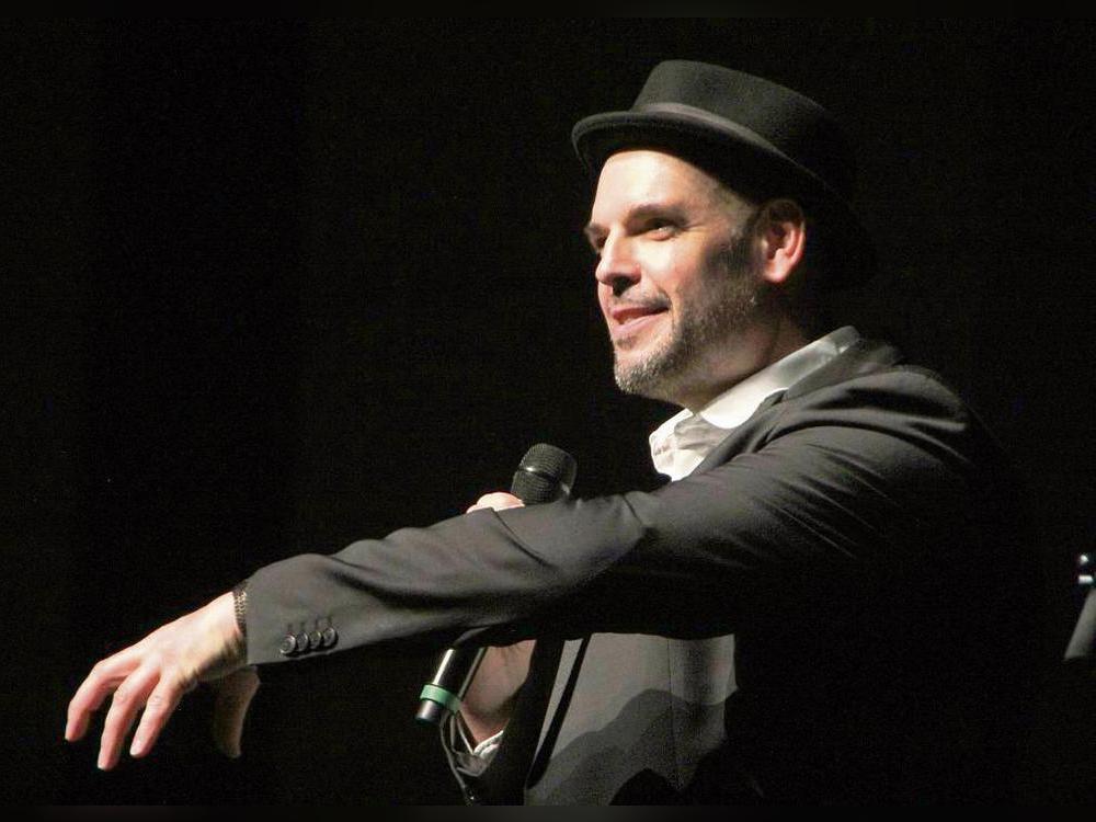 Bas Böttcher ist einer der Begründer der deutschen Spoken-Word-Szene. Im Lippstädter Stadttheater begeisterte er als erster Poetry-Slammer beim Wortfestival. Foto: Andreas Balzer