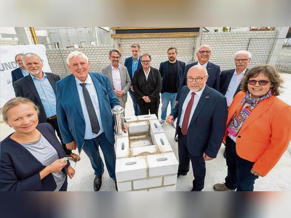 Grundsteinlegung mit Zeitkapsel und Politprominenz: Minister Karl-Josef Laumann (4. von links) persönlich versenkte die Zeitkapsel für den Meilenstein am Bildungszentrum Soest der Kreishandwerkerschaft. Fotos: Peter Dahm
