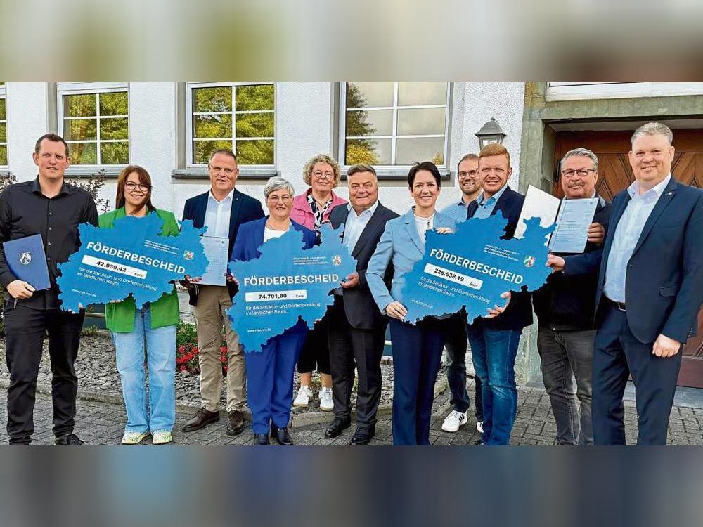 Gruppenbild mit Ministerin: Silke Gorißen (5.v.r.) überreichte im Beisein von Landtagsmitglied Jörg Blöming (r.) und Bürgermeister Arne Moritz (Mitte) die Förderbescheide an Vereins- und Dorfvertreter aus Eickelborn, Esbeck und Bökenförde. Foto: Ursula Vielberg