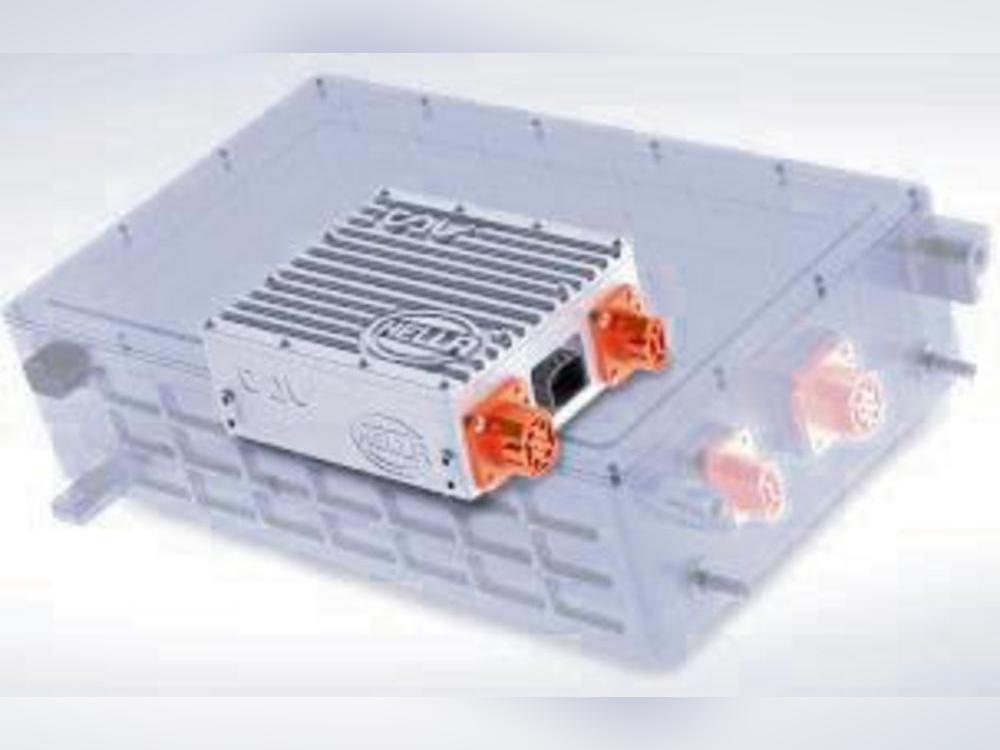 Deutlich flacher als bisherige Produkte: Der virtuelle Onboard-Charger spart Platz und Gewicht. Bild: FORVIA HELLA & Tau