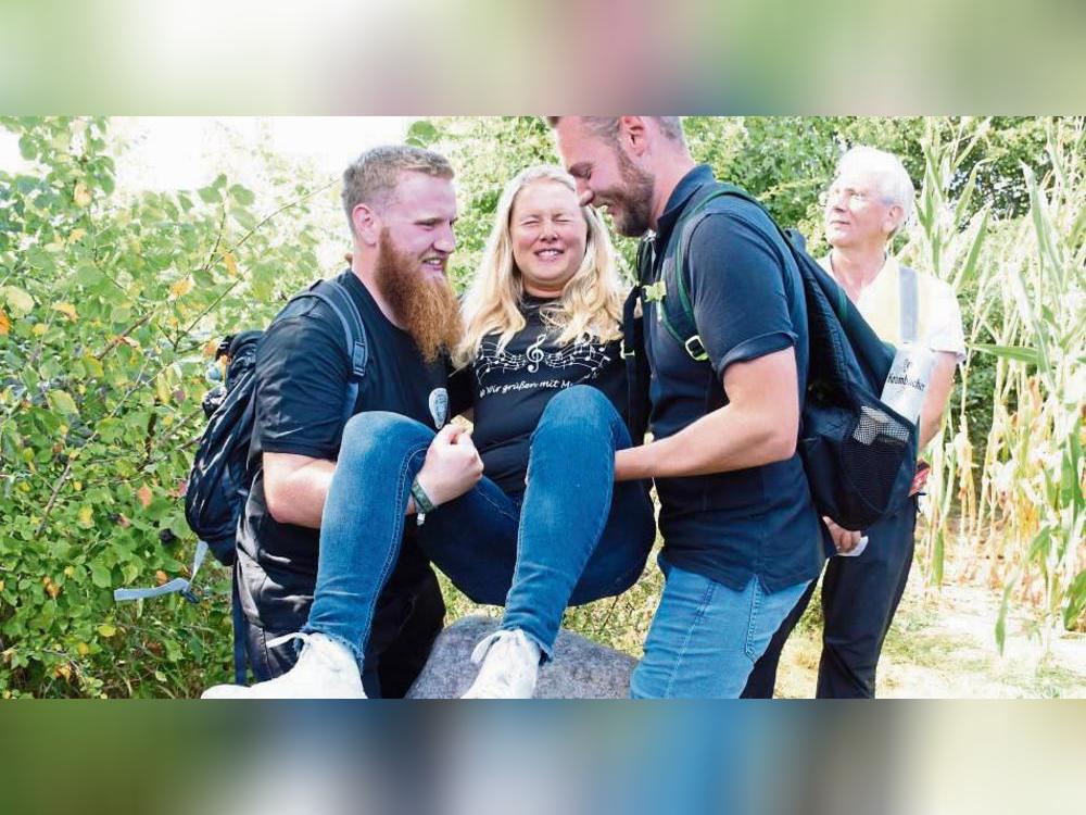 Mit Blick in Richtung Geseke wurden die beiden Majestäten, Alex und Johanna Volmer, nacheinander von zwei Herrschaften an den Platz des Geschehens geführt. Foto: Georg Giannakis