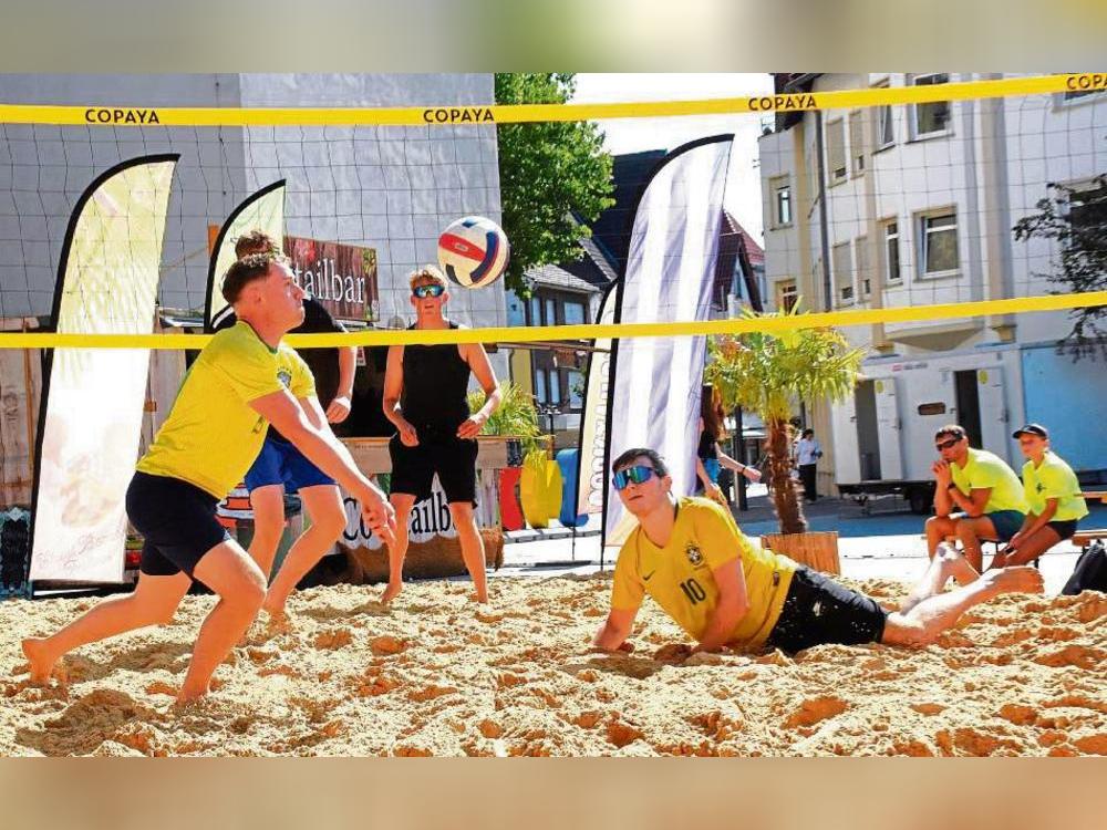 Pritschen, Baggern und Schmettern: 55 Tonnen Sand reichten auch für einen Beachvolleyball-Wettbewerb. Sieben Teams nahmen teil. Foto: Georg Giannakis