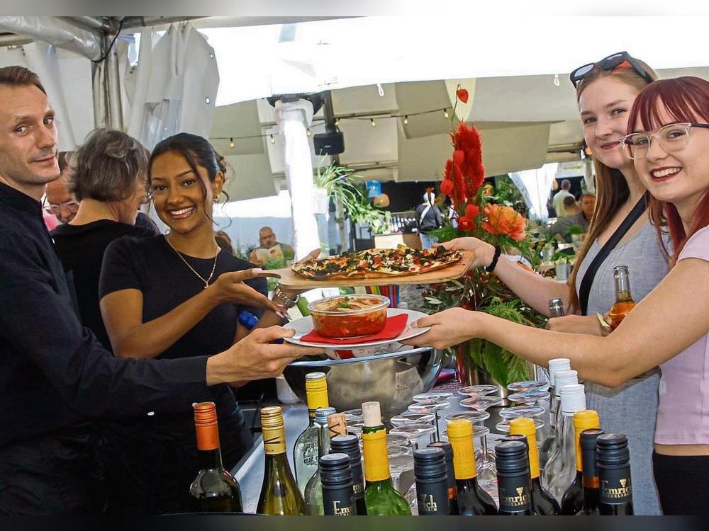 Die Freundinnen Vanessa und Anna aus Erwitte (r.) haben am Stand von Cosacks Brennerei bei Lippstadt Culinaire auf dem Rathausplatz vegane Leckereien bestellt. Fotos: Helga Wissing