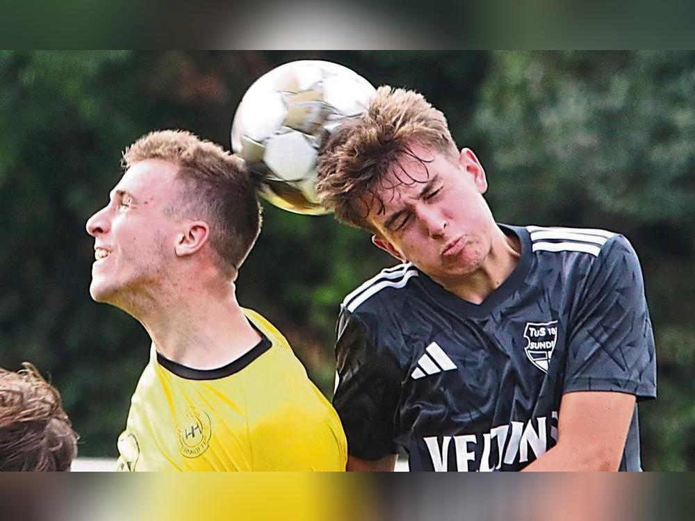 Der eingewechselte Marvin Schumacher (l.) hatte noch zwei sehr gute Kopfballchancen, um für den SuS Bad Westernkotten in Olpe zum 1:1 auszugleichen. Aber am Ende schaute die Nolte-Elf mit 0:1 in die Röhre. Foto: Thomas Wiegand