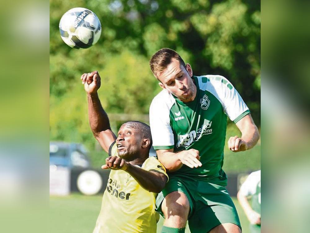 Obenauf! Der SuS Cappel (in Grün) lieferte in Hilbeck eine starke Leistung ab, und so feierte der Aufsteiger am Ende beim 3:0 seinen ersten Auswärtserfolg. Foto: Frank Zöllner