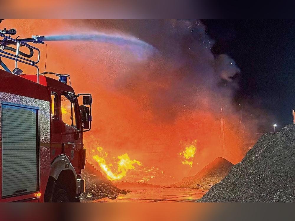 Die Gefahr war groß, dass sich das Feuer auf eine angrenzende Halle ausbreitet. Fotos: Feuerwehr