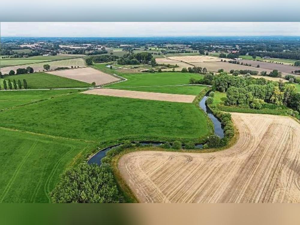 Dieses Luftbild zeigt im Vordergrund den Bereich, der dieses Jahr renaturiert wird und im Hintergrund den Bauabschnitt vom letzten Jahr. Die Baustelle liegt in der Nähe zur Straße „Zur neuen Brücke“ nördlich von Garfeln. Foto: Bezirksregierung