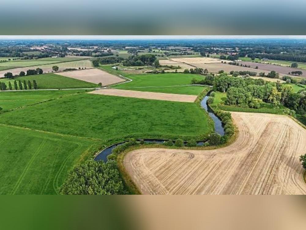 Dieses Luftbild zeigt im Vordergrund den Bereich, der dieses Jahr renaturiert wird und im Hintergrund den Bauabschnitt vom letzten Jahr. Die Baustelle liegt in der Nähe zur Straße „Zur neuen Brücke“ nördlich von Garfeln. Foto: Bezirksregierung