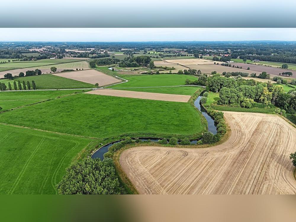 Dieses Luftbild zeigt im Vordergrund den Bereich, der dieses Jahr renaturiert wird und im Hintergrund den Bauabschnitt vom letzten Jahr. Die Baustelle liegt in der Nähe zur Straße „Zur neuen Brücke“ nördlich von Garfeln. Foto: Bezirksregierung