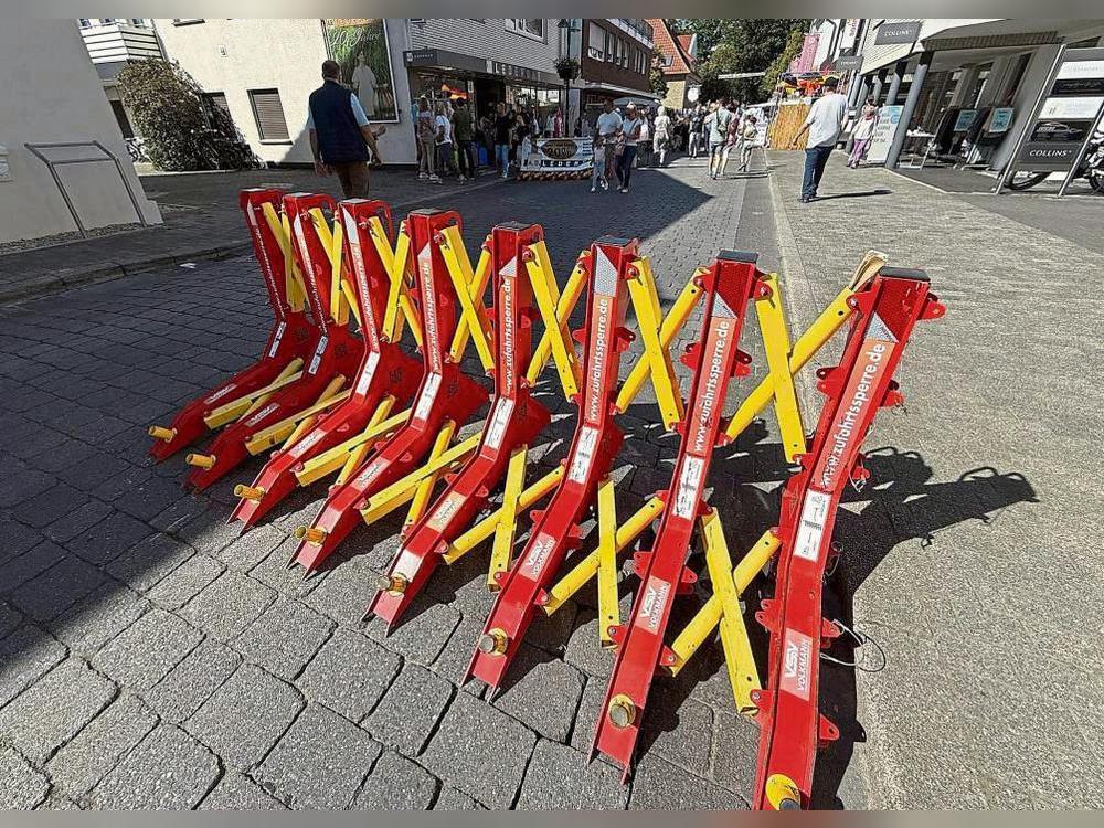 Diese mobilen Sperren, die an aneinandergereihte Andreaskreuze erinnern, kamen am Wochenende bei der Veranstaltung Verler Leben zum Einsatz. Etwas ähnliches könnte sich auch die Gemeinde Anröchte für die Zukunft anschaffen. Foto: Marcel Mund